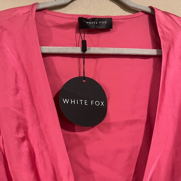 New Whitefox hot pink satin feather sleeve top size L - Picture 6 of 6